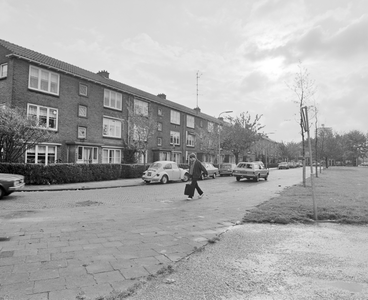 882163 Gezicht op de voorgevels van de etagewoningen Kokkenhoflaan 15-lager te Utrecht, met rechts het Noordse Park.